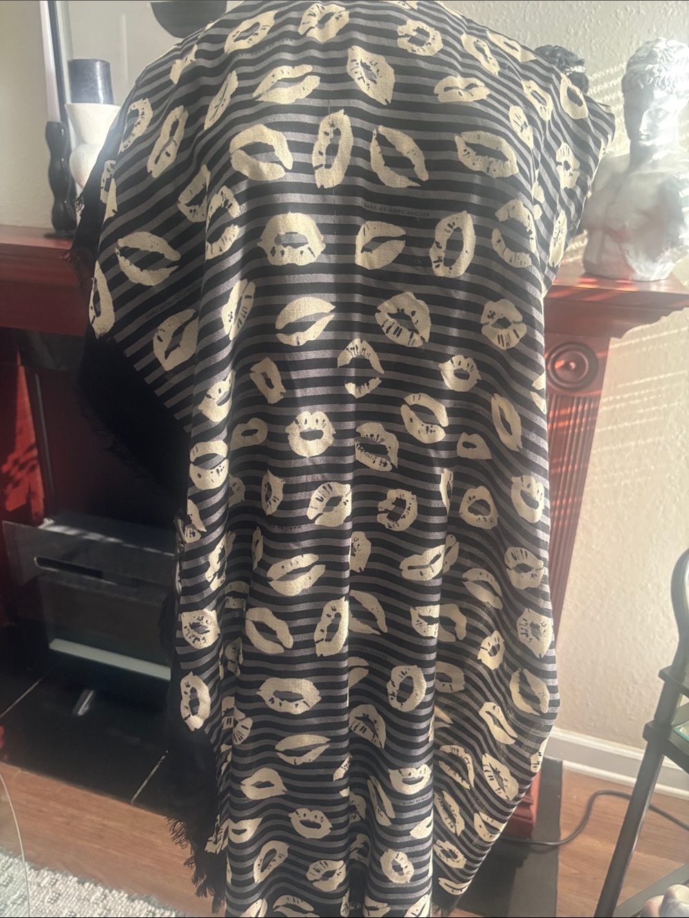 Marc Jacob’s women’s large beautiful Black & Cream Lip Print scarf